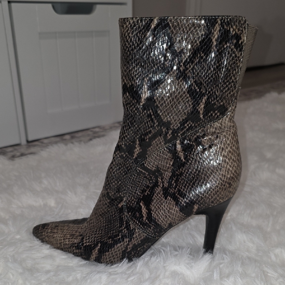 Nine West Gooro Snakeskin Women's Ankle Boots. Size 6.5